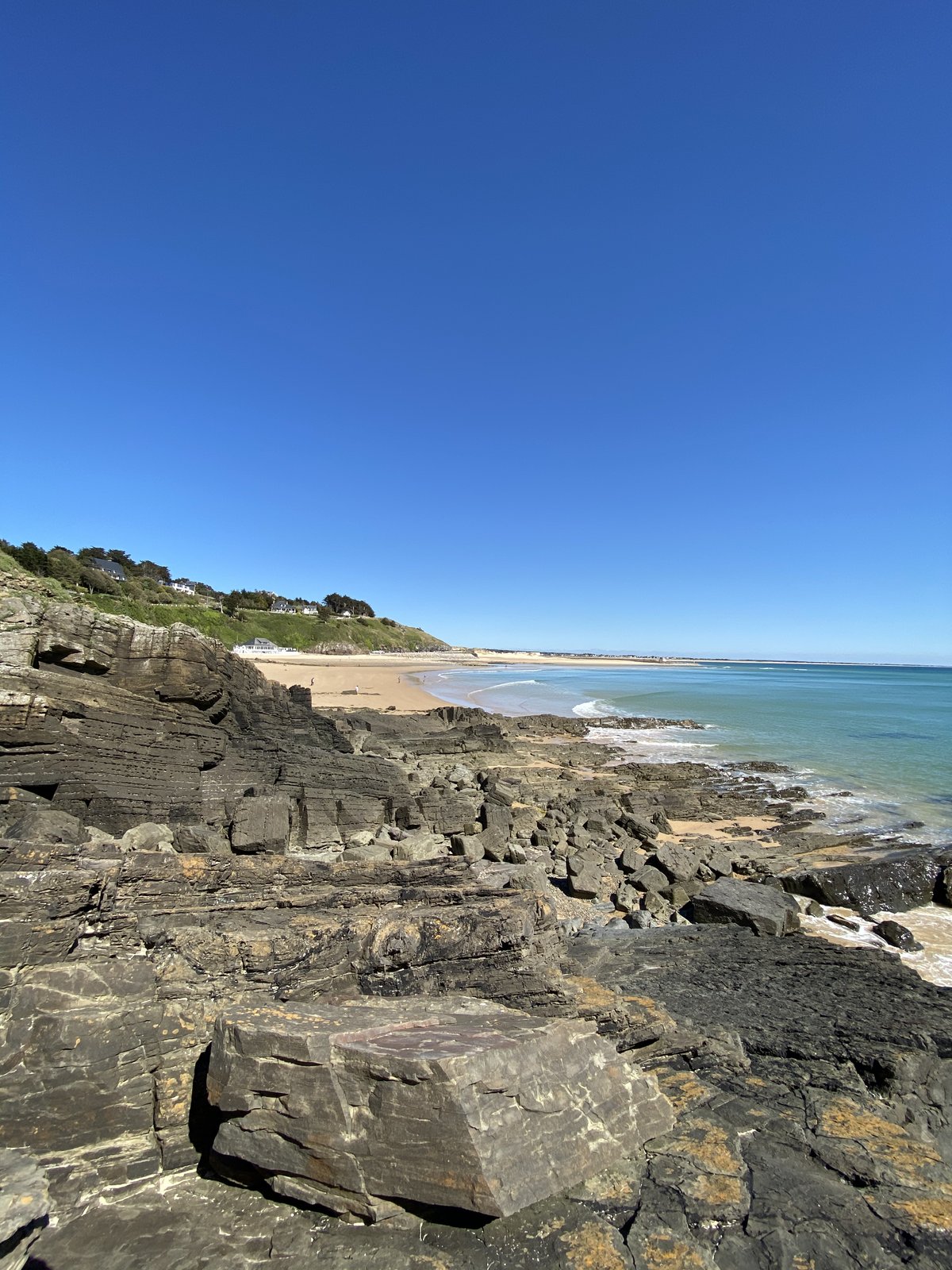 Côte rocheuse et mer turquoise à Carteret