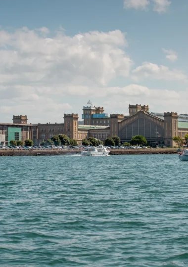 La Cité de la Mer vue de l'eau