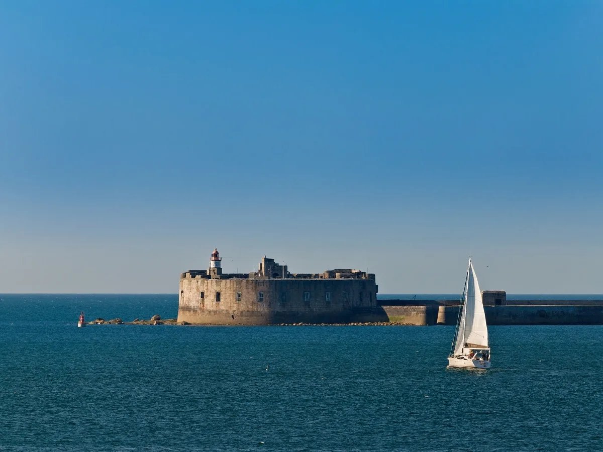 Voile sur la rade de Cherbourg